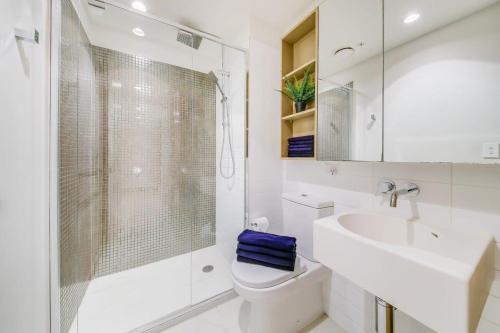 y baño con aseo, lavabo y ducha. en A Comfy 2BR Apt Near to Melbourne Central, en Melbourne