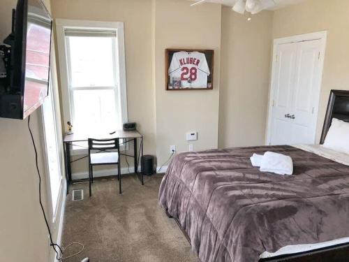 Una cama o camas en una habitación de Housepitality - The Summit Spot - Great Location