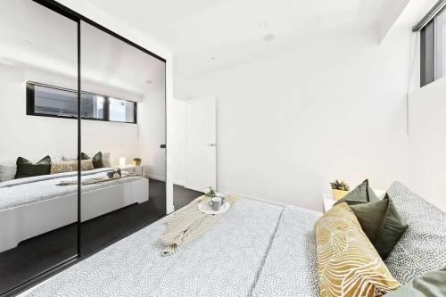 a bedroom with a bed and a large mirror at Chic & Comfy Apartment on Bourke St Near Chinatown in Melbourne