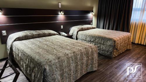 una habitación de hotel con 2 camas en una habitación en Hotel Parque Satelite en Ciudad de México