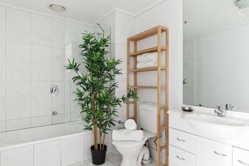 墨尔本A 3BR Apt Next to Southern Cross FREE Parking的一间带卫生间和植物的浴室