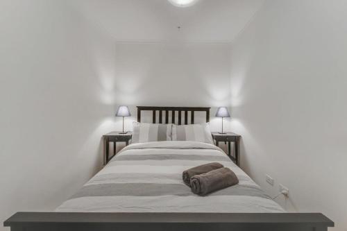 Säng eller sängar i ett rum på A Stylish 2BR Apt Next to Crown with FREE Parking