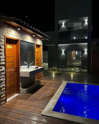 ein Bad mit einem Pool in einem Haus in der Unterkunft Vila Eco BG in Barra Grande