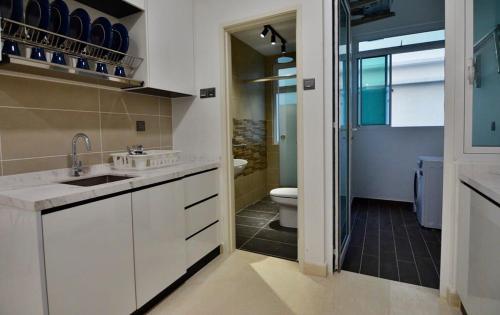 uma casa de banho branca com um lavatório e um WC em Comfy 2BR TriTower Suite next to JB CIQ, JBCC & Capri em Johor Bahru