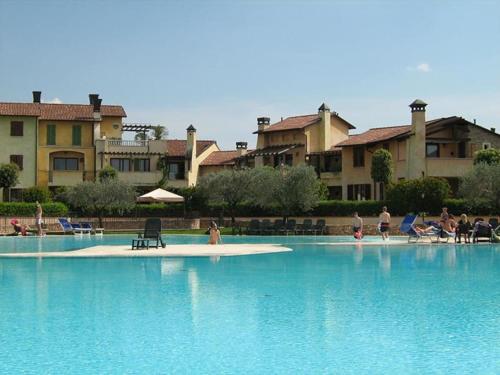 een zwembad met mensen in het water bij Lagosuite in Peschiera del Garda