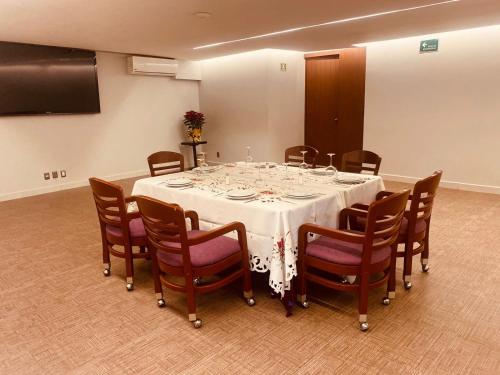 a conference room with a long table and chairs at Hotel Parque Satelite in Mexico City