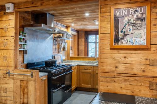- une cuisine dotée de murs en bois et d'un four avec plaques de cuisson dans l'établissement Chalet-Sixtine A large family chalet of 600m2 near La Clusaz, à Saint-Jean-de-Sixt