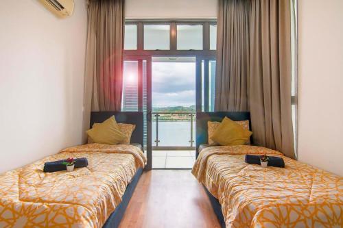 Postel nebo postele na pokoji v ubytování Lux 3BR Suite Puteri Harbour Near Legoland & Hello Kitty with Water Views