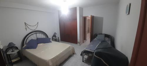 1 dormitorio con 2 camas en una habitación con puerta en Santa Maria en Santa María