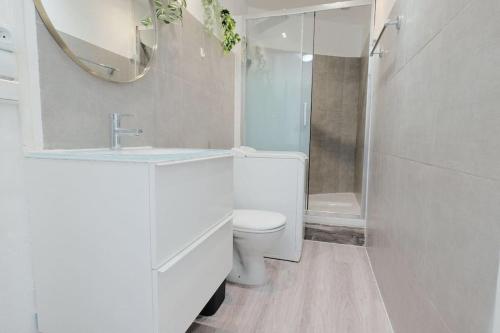 La salle de bains est pourvue de toilettes, d'un lavabo et d'une douche. dans l'établissement Le Pinky Bird - Maisons Alfort, à Maisons-Alfort