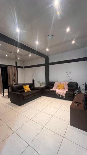 a living room with two couches and a bed at Amplio y moderno apartamento de 1 habitación in Tegucigalpa