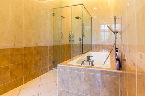 A bathroom at A Generous & Cozy 5BR Home in Ampang, FREE Parking