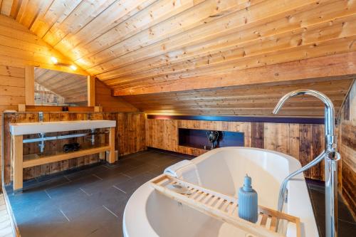 Bathroom sa Chalet-Sixtine A large family chalet of 600m2 near La Clusaz