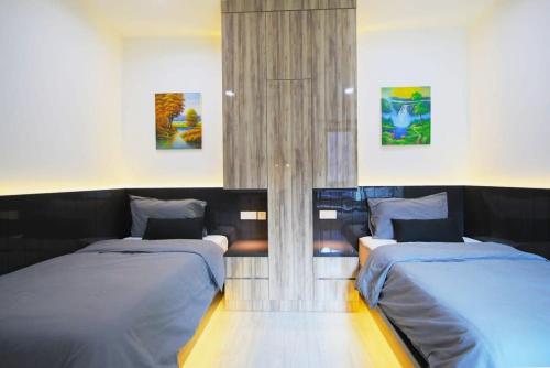 a room with two beds in a room at A Stylish High-Floor 2BR Suasana Suites Views in Johor Bahru