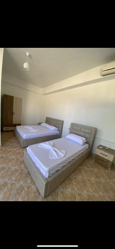 een kamer met 2 bedden in een kamer bij Guest_House_Toska in Berat