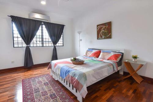 Un pat sau paturi într-o cameră la A Stylish & Spacious 4BR Home for Family Getaways