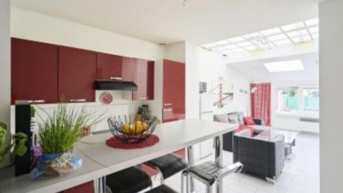 a kitchen with a counter with a bowl of bananas on it at Spacieuse maison avec chambres et salle de bain privées en colocation à 10 min de Lille in Lille
