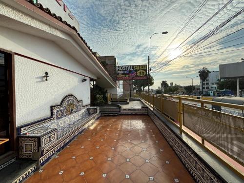 un balcon d'un bâtiment avec un panneau sur celui-ci dans l'établissement Hospedaje San Blas, à Lima