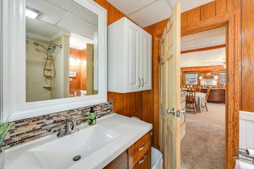 Ένα μπάνιο στο Serene Home Between Lake Jocassee and Lake Keowee!