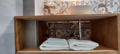 drewniana półka z ręcznikami w łazience w obiekcie Hostal Ñan Tika w mieście Sicuani