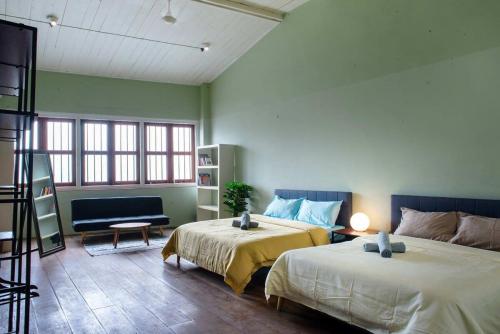 - une chambre avec 2 lits et un canapé dans l'établissement A Cozy & Stylish 1890s Heritage House, à George Town