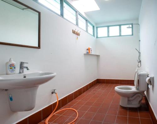 La salle de bains est pourvue d'un lavabo et de toilettes. dans l'établissement A Cozy & Stylish 1890s Heritage House, à George Town