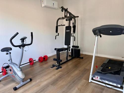 un gimnasio con varias bicicletas estáticas y una cinta de correr en Depto con vistas, en San Nicolás de los Arroyos