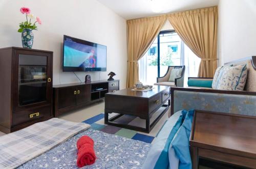 een grote woonkamer met een televisie en een bank bij A Comfy & Cozy Suasana Suites in Johor Bahru in Johor Bahru