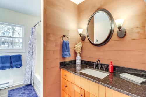 uma casa de banho com um lavatório e um espelho em Family-Friendly Albrightsville Cabin Deck and Views em Albrightsville