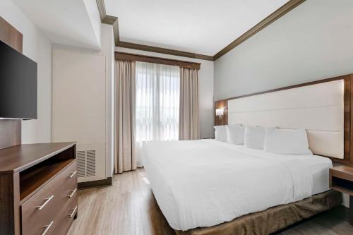 Un pat sau paturi într-o cameră la Best Western Plus First Coast Inn and Suites