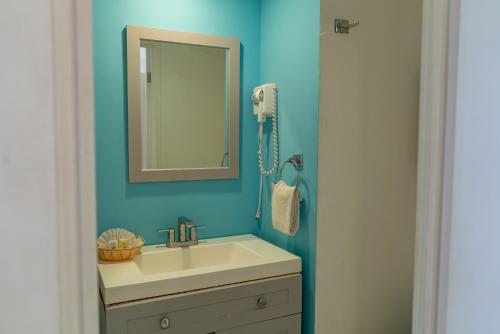 La salle de bains est pourvue d'un lavabo et d'un miroir. dans l'établissement La Concha Beach Hotel & Club, à La Paz