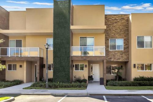 an exterior view of a apartment building at Disney Dream Home (7662508) in Orlando