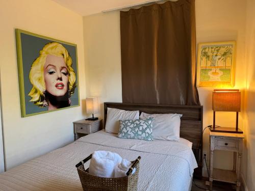 a bedroom with a bed and a painting of a woman at Miami Bright townhouse 3 bedroom free Parkig Garden in Miami