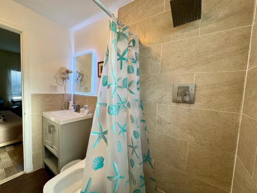 Et badeværelse på Miami Bright townhouse 3 bedroom free Parkig Garden