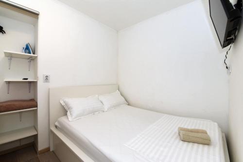 ein kleines Schlafzimmer mit einem Bett und einem TV in der Unterkunft Pločica in Ploče