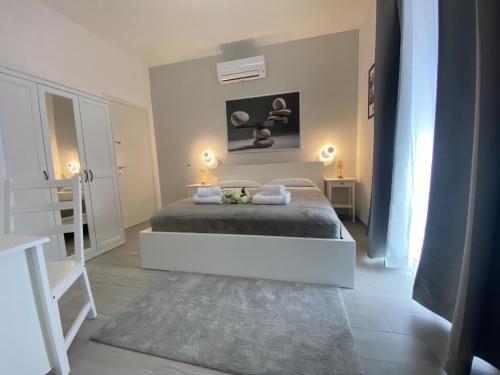 a bedroom with a bed with two lamps and a rug at Soft rooms ROMA CENTRO Guest house affittacamere in Rome