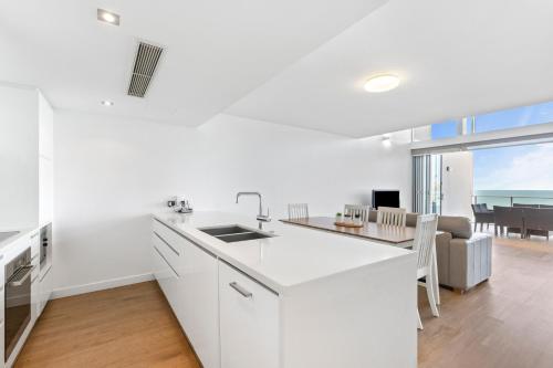 Echelon Apartments Yeppoonにあるキッチンまたは簡易キッチン