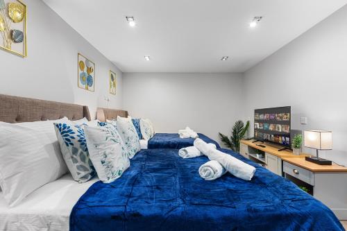 Katil atau katil-katil dalam bilik di London Charm: 1-BR Trend Haven