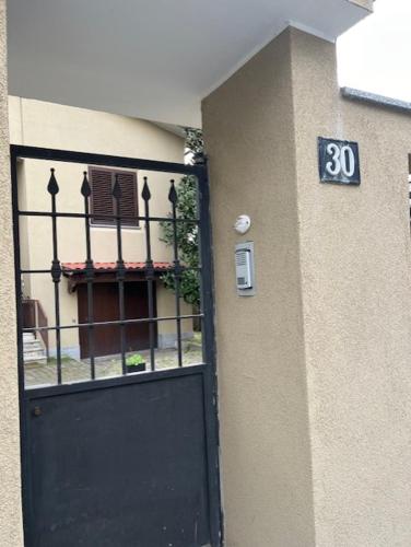 uma porta preta para um edifício com um sinal sobre ele em Dolce Risveglio vicino Milano em Trezzano sul Naviglio