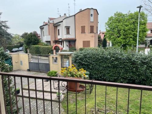 un tavolo con fiori seduti sopra una recinzione di Dolce Risveglio vicino Milano a Trezzano sul Naviglio
