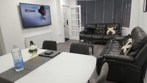 ETIHCITY - 3 Bedroom Semi - Free Parking near Etihad Stadium, Tourist attractions, Manchester City Centre, Transport and Motorway Links next to McDonald's - Sky n Netflix photo 11