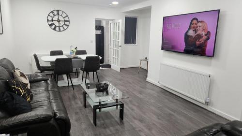 ETIHCITY - 3 Bedroom Semi - Free Parking near Etihad Stadium, Tourist attractions, Manchester City Centre, Transport and Motorway Links next to McDonald's - Sky n Netflix photo 10