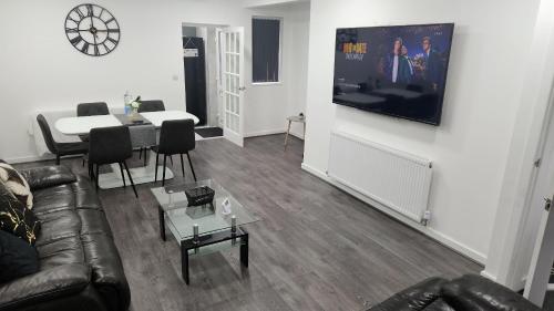 ETIHCITY - 3 Bedroom Semi - Free Parking near Etihad Stadium, Tourist attractions, Manchester City Centre, Transport and Motorway Links next to McDonald's - Sky n Netflix photo 9