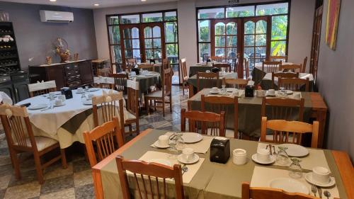 Restaurant o un lloc per menjar a Hotel Cabañas del Leñador