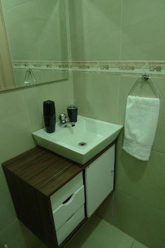 y baño con lavabo y espejo. en Village Copacabana en Río de Janeiro