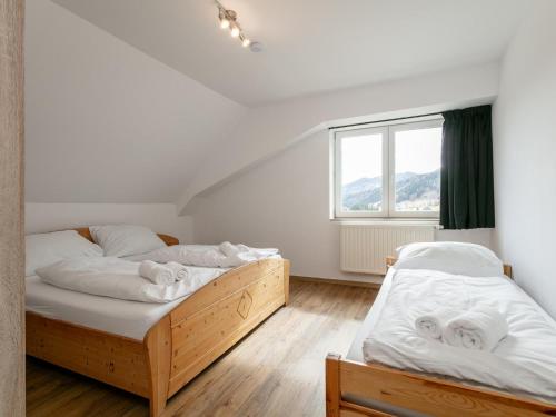 two twin beds in a room with a window at NRV Top 5 in Möderbrugg