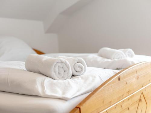 a row of three beds with white towels on them at NRV Top 5 in Möderbrugg