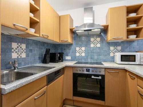 a kitchen with a sink and a microwave at NRV Top 6 in Möderbrugg