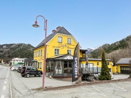a yellow building on a street with a street light at NRV Top 6 in Möderbrugg