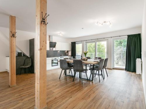 Un comedor y una cocina con mesa y sillas. en NRV Top 7, en Möderbrugg